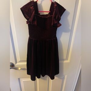 Girls winter velvet burgundy dress with flowy sleeves. Size 6